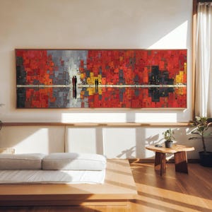 Peut inclure: Une grande peinture abstraite rectangulaire avec un cadre en bois. L'œuvre présente une palette de couleurs rouge et grise vibrante, avec une ligne blanche horizontale divisant l'image. Des silhouettes de personnes sont visibles.