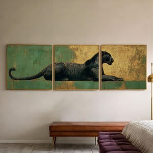 Peut inclure: Triptyque d'art mural représentant une panthère noire au repos. L'œuvre est encadrée dans des cadres dorés, avec un fond texturé vert et or. La panthère est détaillée, ajoutant une touche d'élégance à la pièce.