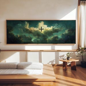 Peut inclure: Une œuvre d'art rectangulaire et longue encadrée représentant une scène de ciel dramatique avec une croix sombre au centre. L'œuvre présente un mélange de teintes sarcelle, vertes et blanches, créant un effet nuageux et éthéré. La croix est une forme sombre et pleine.