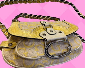 Guess Vintage y2k Tasche in ausgezeichnetem Zustand buttergelbe G-Logo-Metallschließe