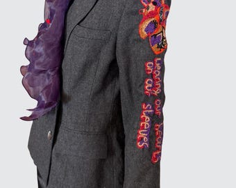 Vintage grauer Blazer DIY ART PROJECT mit Stickerei und Rüschen Detail Größe M