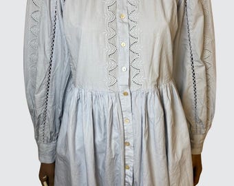 YAS Hellblaues Kleid mit Knöpfen und Lochspitze, Gr. M