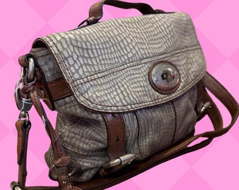 Fossile Schultasche aus grauem und braunem Schlangenleder mit verstellbaren Riemen und Metallcharme