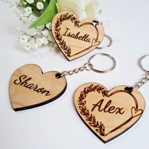 Chaveiro de coração de madeira personalizado, chaveiro personalizado para lembrancinhas de casamento, nomes de lugares para mesa de casamento