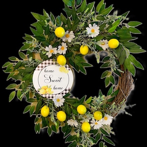 Corona de limones y margaritas con letrero de bienvenida: decoración veraniega para puerta de entrada.