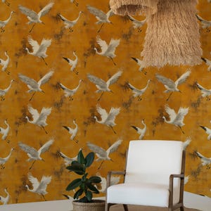 Carta da parati con motivo a gru bianca su sfondo dorato: elegante decorazione murale ispirata alla natura