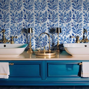 Handgemalte Tapete mit Blauen Blättern - Elegantes und Minimalistisches Design | Tapete abziehen und aufkleben | Tapete zum Abziehen und Aufkleben
