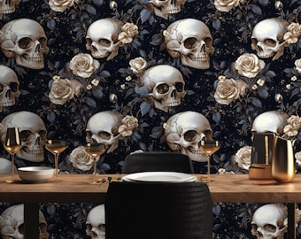 Puede incluir: Un papel tapiz azul oscuro con un patrón repetido de calaveras blancas y rosas beige. El papel tapiz está detrás de una mesa de madera con dos sillas negras y vasos dorados y un tazón.