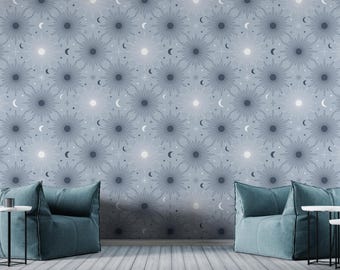 Puede incluir: Una habitación con dos sillones azul turquesa frente a una pared con un patrón repetitivo de estrellas azules y blancas. El papel tapiz tiene un aspecto texturizado sutil.