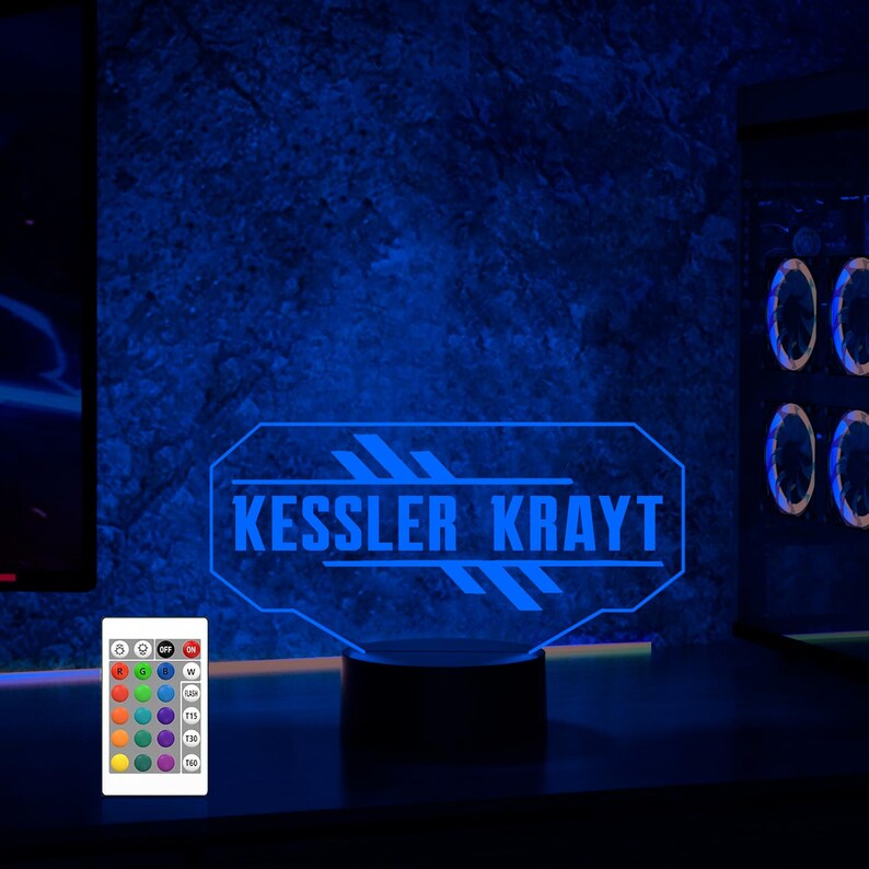 Pu&ograve; includere: Una luce LED blu con una base nera, che mostra il testo "Kessler Krayt" in un font futuristico. La luce &egrave; illuminata di un colore blu brillante e ha un telecomando con diverse opzioni di colore.
