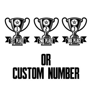Puede incluir: Tres copas de trofeo en blanco y negro con estrellas y los n&uacute;meros 1, 2 y 3. Las copas tienen cintas que dicen "1er lugar", "2do lugar" y "3er lugar". El texto "O N&Uacute;MERO PERSONALIZADO" est&aacute; debajo de los trofeos.