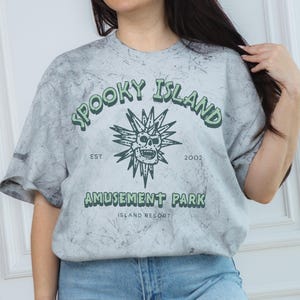 Camiseta Spooky Island Skull Comfort Colors® Colorblast, camiseta de filme de Halloween, camiseta de Halloween, camiseta de resort com tema de terror, camiseta de filme vintage dos anos 90