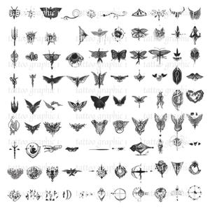 Può includere: Una collezione di 64 disegni di tatuaggi in bianco e nero con vari insetti, farfalle, fiori e altri motivi ispirati alla natura. I disegni sono disposti in una griglia su uno sfondo bianco.