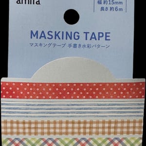 Può includere: Nastro adesivo di mascheratura con vari motivi. La confezione presenta il testo "MASKING TAPE" e testo giapponese. I disegni del nastro includono pois rossi, strisce blu, quadri marroni e un motivo a quadri colorato. Il nastro è largo circa 15 mm e lungo 6 m.