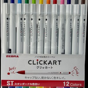 Puede incluir: Un paquete de 12 bolígrafos Zebra Clickart de varios colores. Los bolígrafos tienen cuerpos blancos y puntas de colores. El embalaje incluye la marca "CLICKART" y texto en japonés. Los bolígrafos están diseñados para ser sin tapa y resistentes al secado.