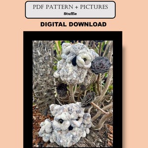 Peut inclure: Deux hiboux en peluche gris et blanc aux yeux noirs, assis sur une branche avec des feuilles vertes et de l'écorce brune. Les hiboux sont entourés de plantes vertes. Le texte "Otis & Opal the Owl" est en haut de l'image, et le texte "PDF Pattern + Pictures Stuffle DIGITAL DOWNLOAD" est en dessous des hiboux.