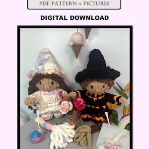 Puede incluir: Descarga digital con dos muñecas de bruja de ganchillo, una con un atuendo negro y naranja y la otra con un vestido pastel. La imagen incluye una escoba, un caldero y el texto "MISS WITCH".