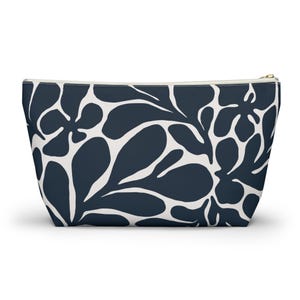 Custom Cosmetic Pouch for Mom, Personalized Travel Bag, Chic Gift for Mom
