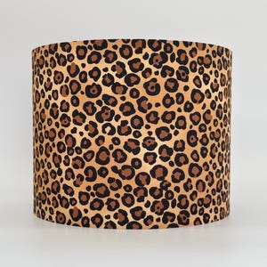 Ręcznie robiony abażur z nadrukiem w panterkę: Funky Safari Decor