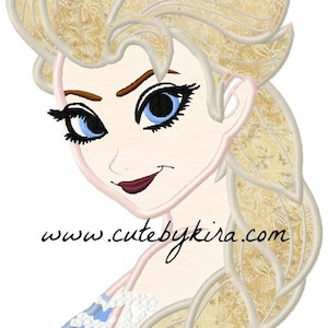 Puede incluir: Diseño bordado de un personaje de dibujos animados con cabello rubio, ojos azules y un vestido azul. El personaje sonríe y tiene una trenza en el cabello. El diseño incluye el texto "www.cutebykira.com".