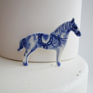 Cheval - Broche en porcelaine peinte à la main