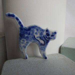 Handpainted Delft porcelain Brooch -  Cat