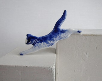 Leaping cat - Handpainted blue Delft porcelain Brooch