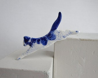 Leaping cat - Handpainted blue Delft porcelain Brooch