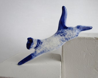 Leaping Siamese cat - Handpainted blue Delft porcelain Brooch