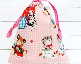 Retro Kittens Pastel Pink Pouch, Vintage Look Valentine's Day Drawstring Pouch, Kawaii Retro Animals