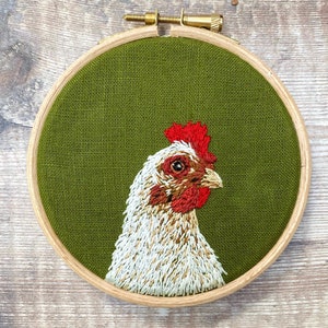 Patrón de bordado a mano de gallina: Gallina de granja moderna (Descargar PDF)