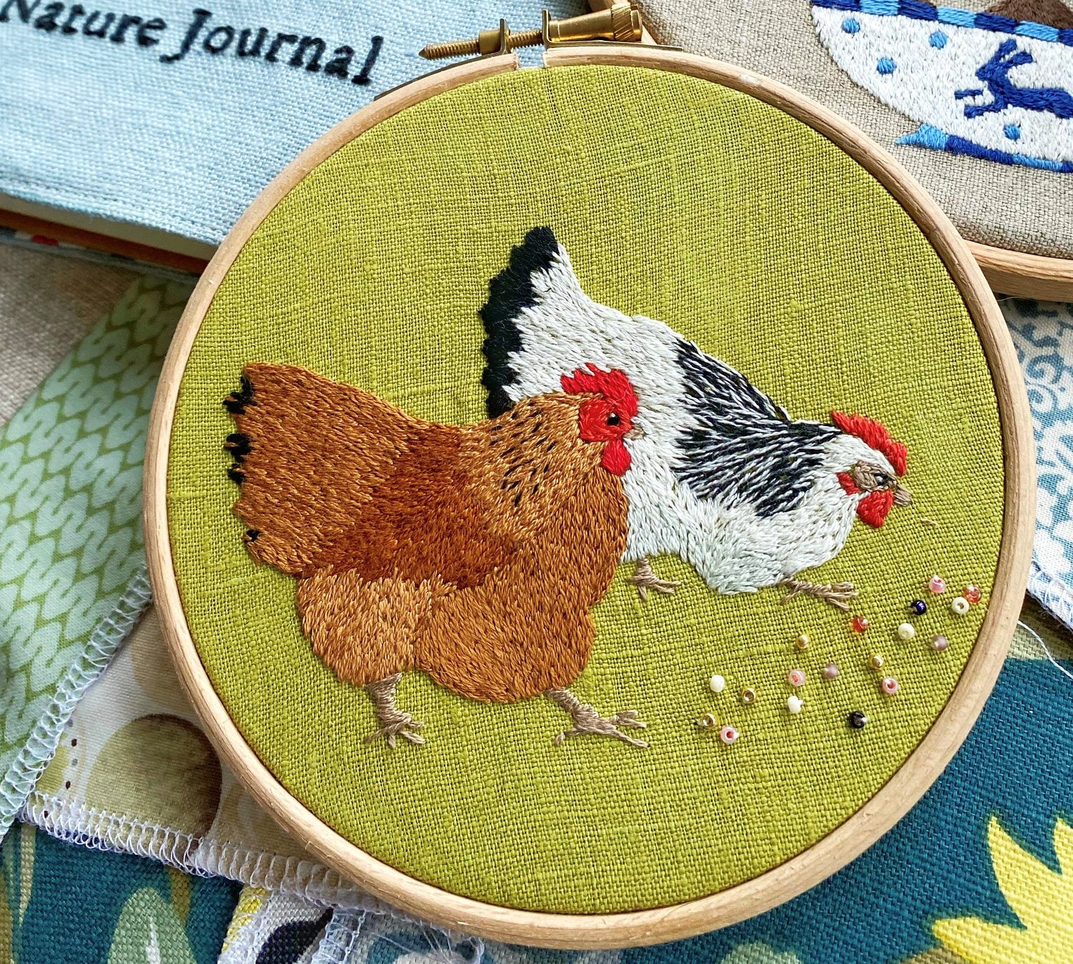 ふっくらとした羽毛のニワトリまたは雌鶏の手刺繍パターン（PDF