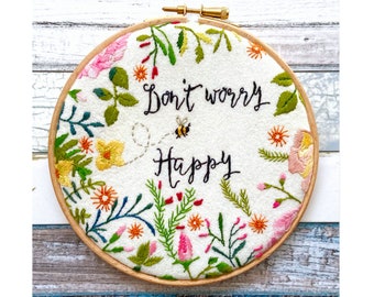 No te preocupes, sé feliz. Patrón de bordado a mano con aro floral. Descarga instantánea.