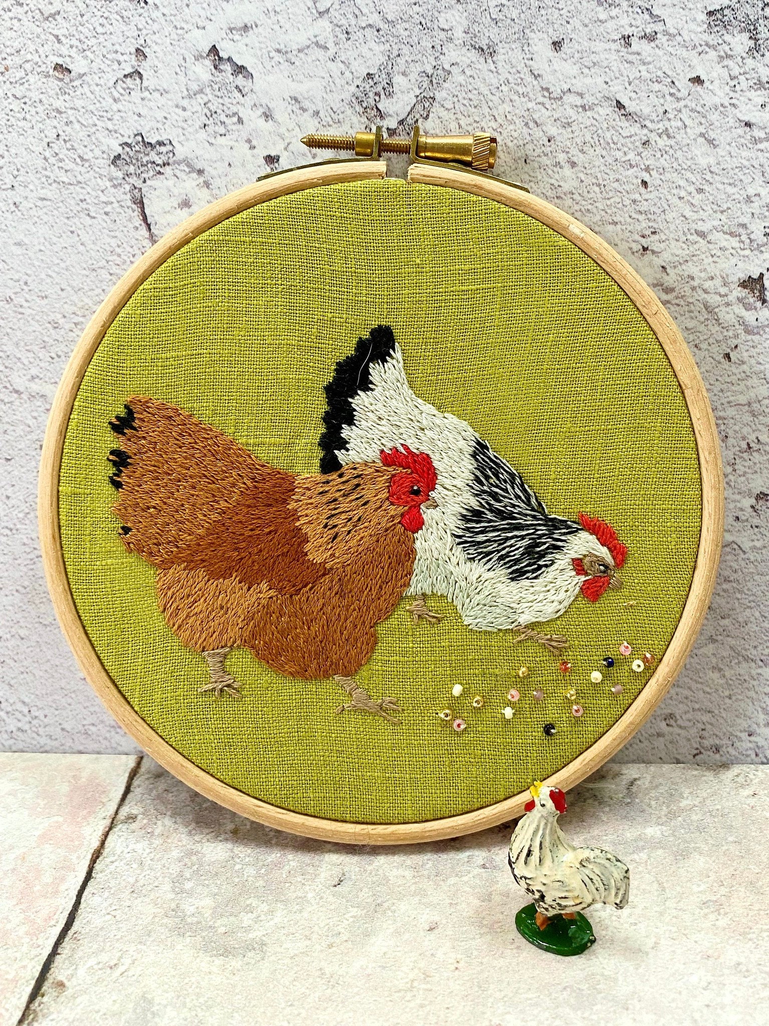 ふっくらとした羽毛のニワトリまたは雌鶏の手刺繍パターン（PDF