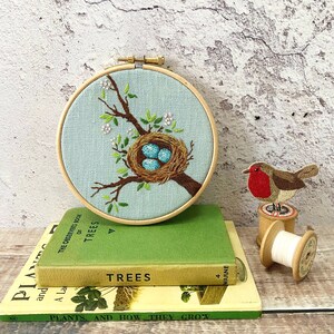 Rotkehlchen Nest Hand Stickmuster: Frühling Vogel Eier (PDF Download)