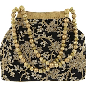 Peut inclure: Sac à main noir avec broderie florale dorée et anse perlée. Le sac présente une bordure dorée et une bandoulière perlée. Le motif floral est détaillé avec des accents blancs. Un accessoire élégant.