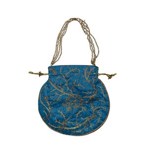 Könnte beinhalten: Türkisfarbener Beutel mit Kordelzug und goldener Blumenstickerei. Die Tasche hat einen Perlenhenkel und goldene Kordelzüge. Das Stickdesign umfasst Zweige und Blumencluster.