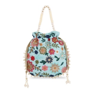 Könnte beinhalten: Hellblaue Beuteltasche mit floraler Stickerei. Die Tasche hat einen perlenbesetzten Griff und dekorative Quasten. Die Stickerei umfasst rosa, rote und goldene Blumen mit grünen Blättern. Ein stilvolles Accessoire.