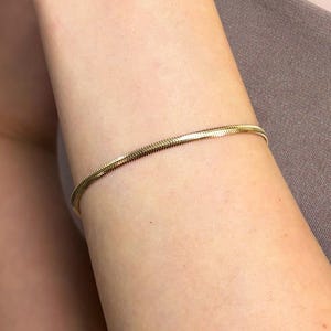 Pulseira de corrente de cobra minimalista de ouro maciço 14K – Pulseira espinha de peixe ajustável para elegância e camadas cotidianas