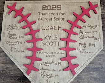 Puede incluir: Una placa de madera en forma de diamante de béisbol con un diseño de puntadas de béisbol rojas. La placa dice "2025 Gracias por una gran temporada Entrenador Kyle Scott Calvary Christian School Cougars" y tiene las firmas de los jugadores con sus números de camiseta.