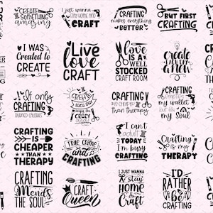 Könnte beinhalten: Eine Sammlung von Zitaten und Phrasen zum Thema Basteln in Schwarzweiß auf hellrosa Hintergrund. Die Designs enthalten Texte wie "Crafting Forever", "Live Love Craft" und "Crafting is Cheaper Than Therapy" sowie Bastelwerkzeuge.