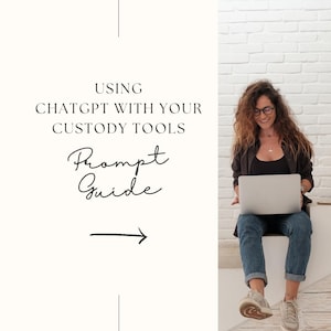 Könnte beinhalten: Eine Frau sitzt mit einem Laptop vor einer weißen Backsteinmauer und lächelt. Der Text links lautet "USING CHATGPT WITH YOUR CUSTODY TOOLS Prompt Guide" mit einem Pfeil, der auf die Frau zeigt. Sie trägt ein schwarzes Oberteil, Jeans und Turnschuhe.