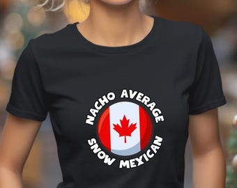Puede incluir: Camiseta negra con un gráfico circular blanco que presenta una bandera canadiense y el texto "Nacho Average Snow Mexican".