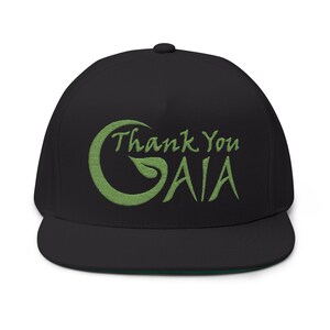 Può includere: Un cappellino snapback nero con un design ricamato in verde sulla parte anteriore. Il ricamo mostra il testo Thank You GAIA, con la lettera G stilizzata per incorporare una forma a foglia. Il cappellino presenta una corona strutturata e visiera piatta.
