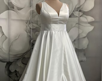 Robe de mariée en satin sans manches : décolleté profond, corset en dentelle