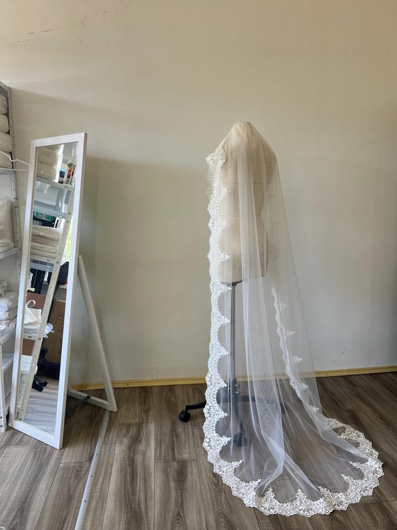 Lace Wedding Veil – Bridal Veil With Lace Edge | Long  display picture 3