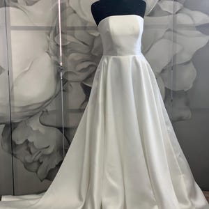 ポケット付きストラップレスミカドウェディングドレス、シンプルなAラインブライダルガウン、サテンウェディングドレス、ミニマリストウェディングドレス