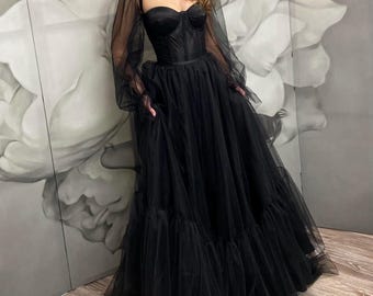 Vestido de novia gótico negro: corsé, mangas farol de tul y cola larga. Vestido de novia bohemio alternativo.