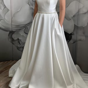 Abito da sposa in mikado senza spalline con tasche – Abito da sposa minimalista a trapezio con strascico e bottoni sul retro
