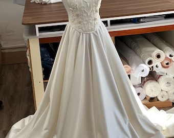 Robe de mariée en satin sans bretelles | Robe de mariée trapèze | Robe de mariée corset avec traine | Robe corset brodée